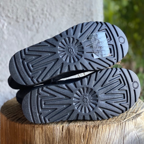 UGG BLACK CLASSIC SHORT VELVET SIZE 7 - Picture 7 of 7